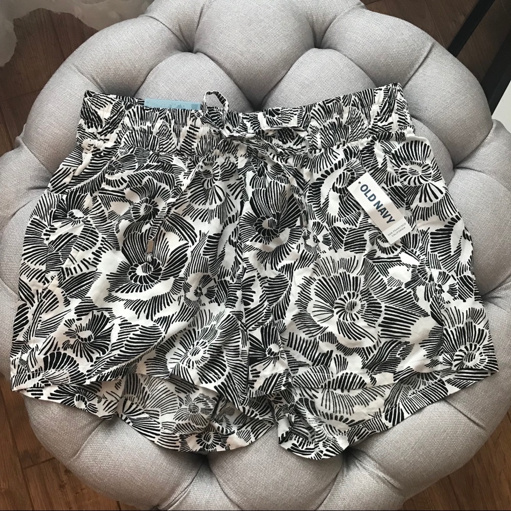 Old Navy Black and White Floral Print Tie Waist Shorts Size XS